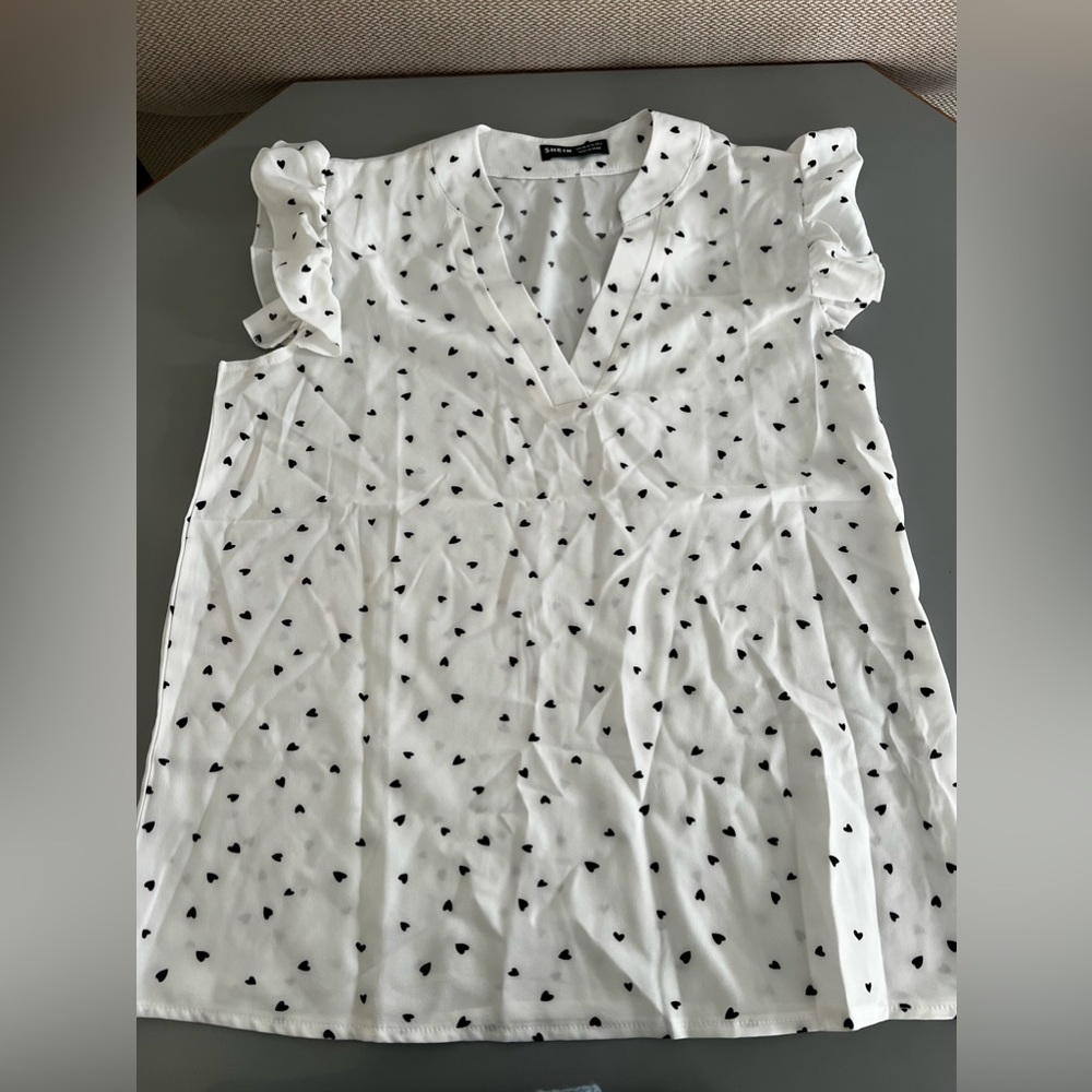 🆕   X Small blouse with hearts and flutter sleeves  NWOT 🆕❤️❤️❤️